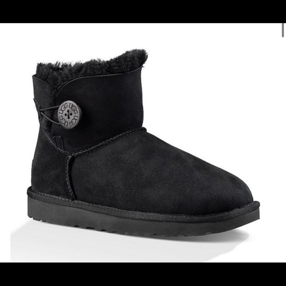 Short black button Uggs